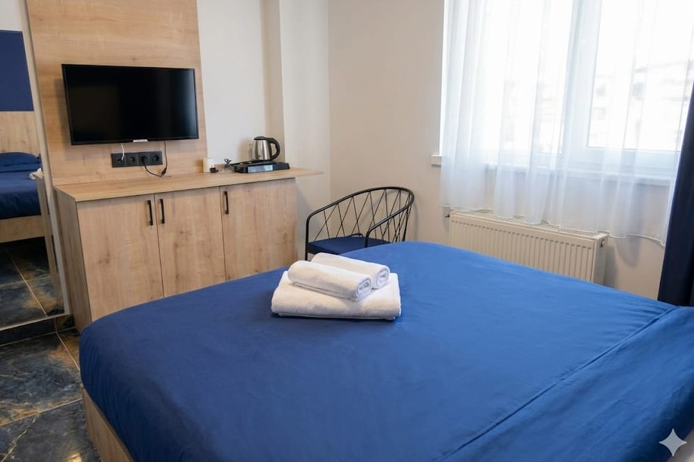 Etlik pansiyon, suit oda ve TV ünitesi