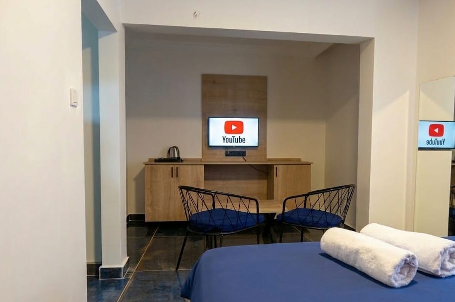 Etlik saatlik kiralık oda, oturma alanı ve yemek masası
